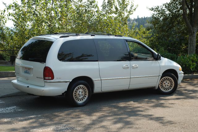 Chrysler Town and Country 1996 photo 3