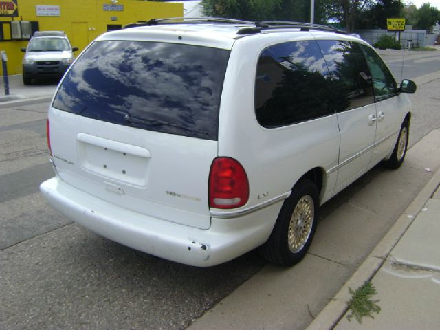 Chrysler Town and Country 1997 photo 1