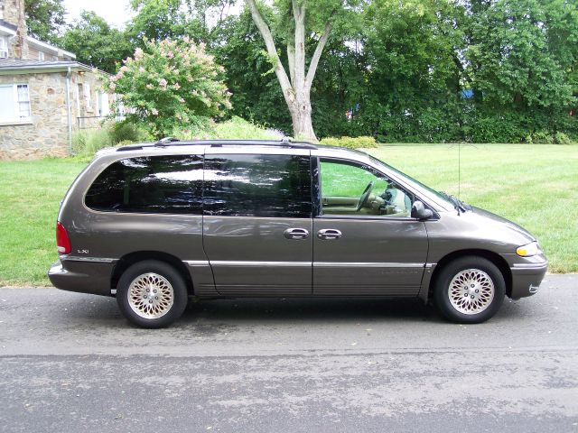 Chrysler Town and Country 1997 photo 0