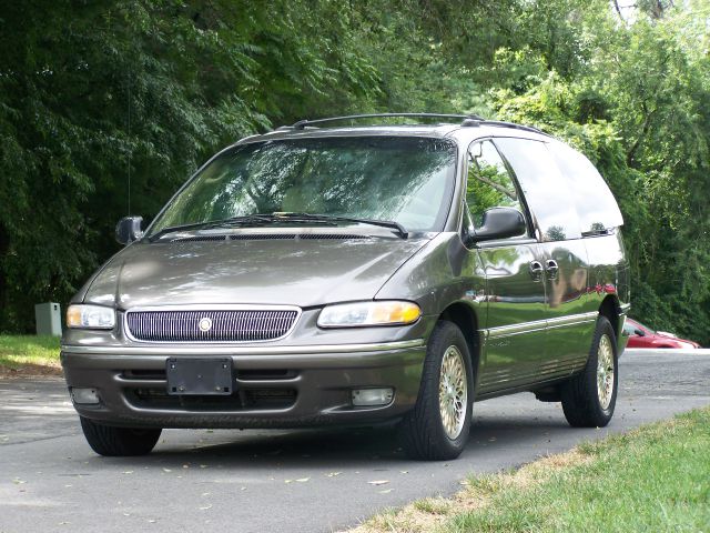 Chrysler Town and Country 1997 photo 2