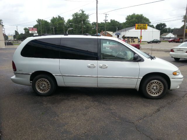 Chrysler Town and Country 1997 photo 3