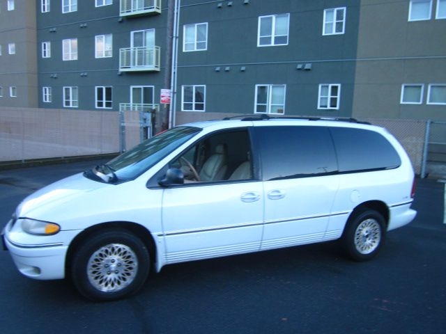 Chrysler Town and Country 1997 photo 1