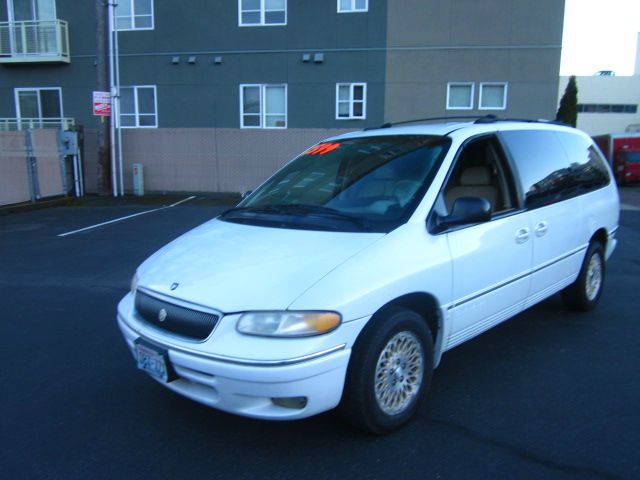 Chrysler Town and Country 1997 photo 2