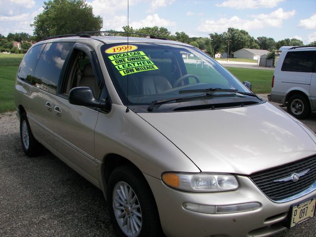 Chrysler Town and Country 1999 photo 4