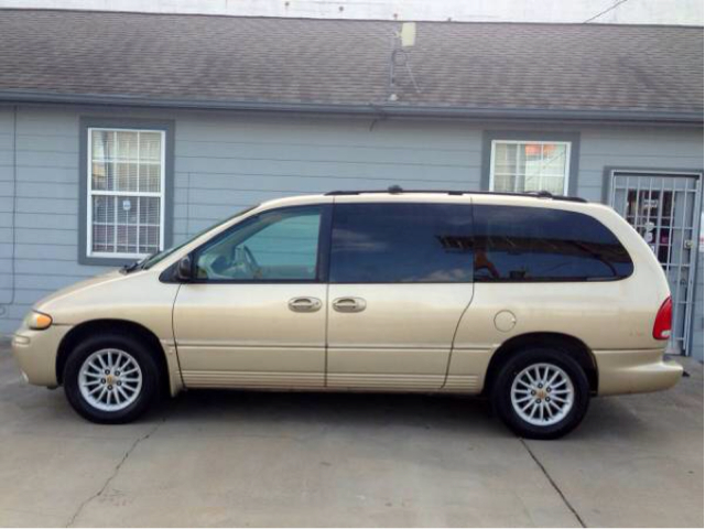 Chrysler Town and Country Disovery MiniVan