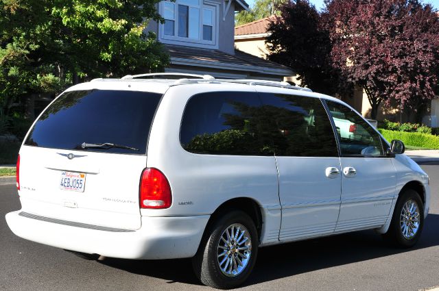 Chrysler Town and Country 1999 photo 0