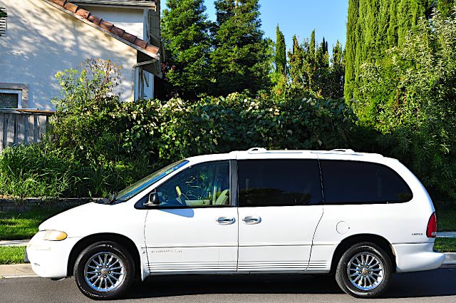 Chrysler Town and Country 1999 photo 1