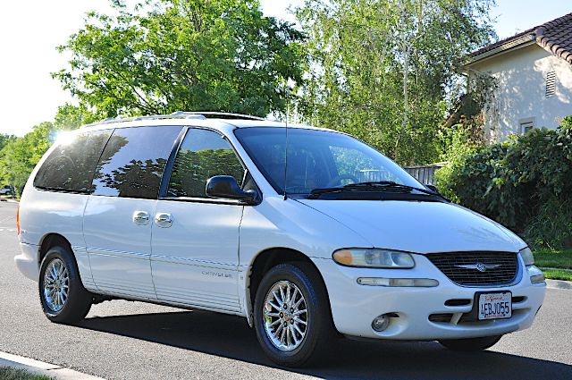 Chrysler Town and Country 1999 photo 2