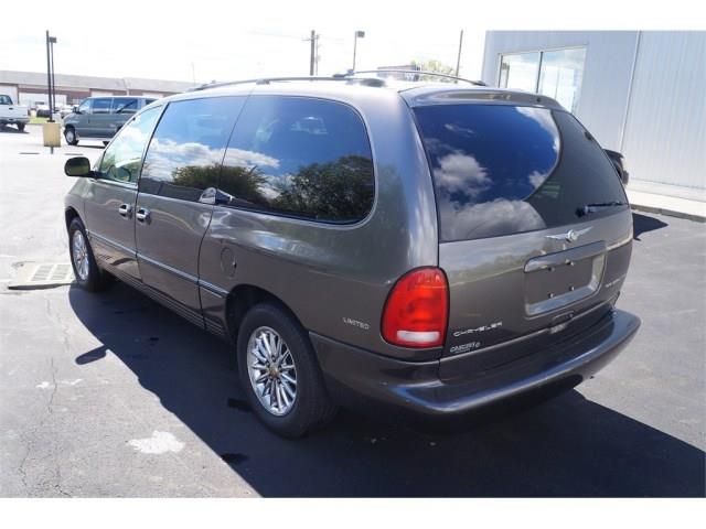 Chrysler Town and Country Crew Cab. Sunroof. Leather MiniVan