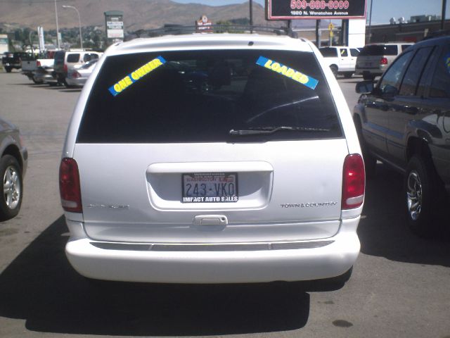 Chrysler Town and Country Quad Coupe 3 MiniVan