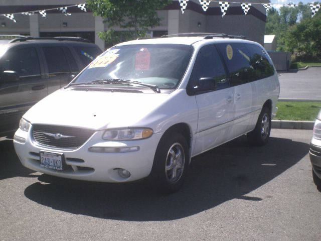 Chrysler Town and Country 1999 photo 1