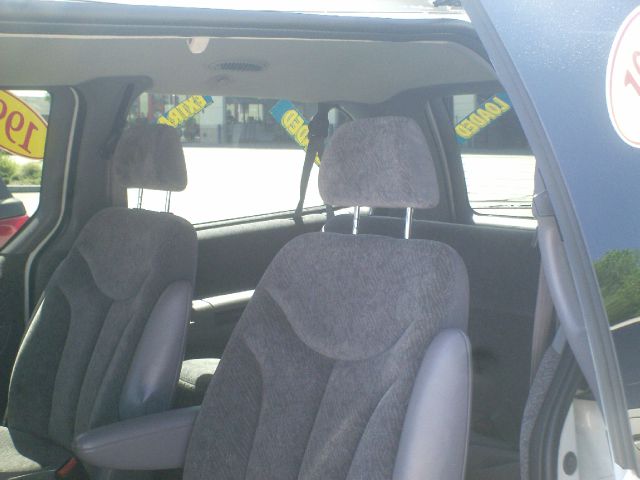 Chrysler Town and Country 1999 photo 2