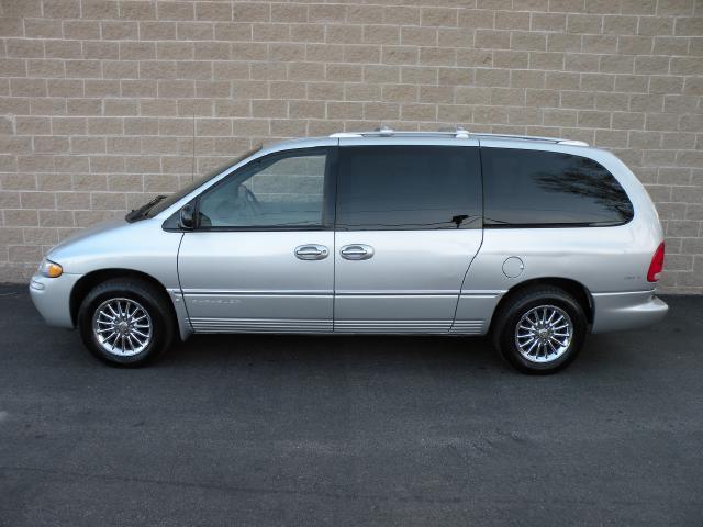 Chrysler Town and Country 2000 photo 2