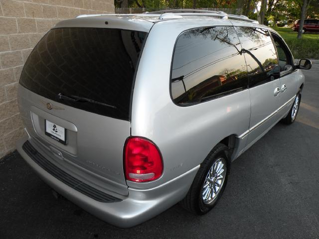 Chrysler Town and Country 2000 photo 3