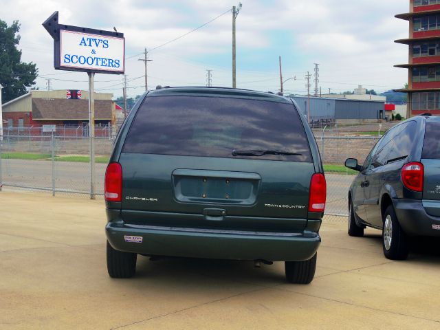 Chrysler Town and Country 2000 photo 0
