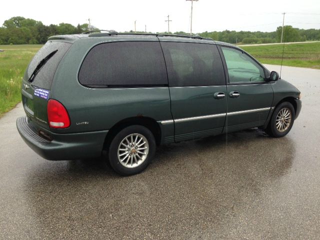 Chrysler Town and Country 2000 photo 1