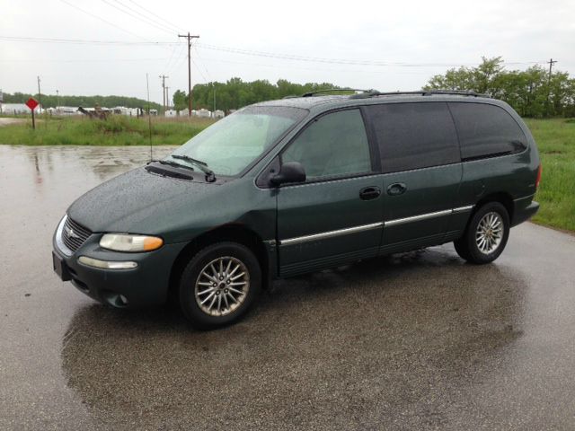 Chrysler Town and Country 2000 photo 2