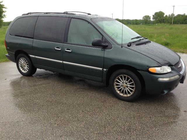 Chrysler Town and Country 2000 photo 3