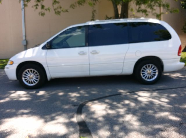 Chrysler Town and Country 2000 photo 3