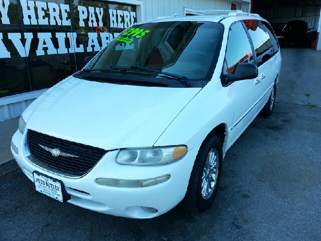 Chrysler Town and Country SLT 25 MiniVan