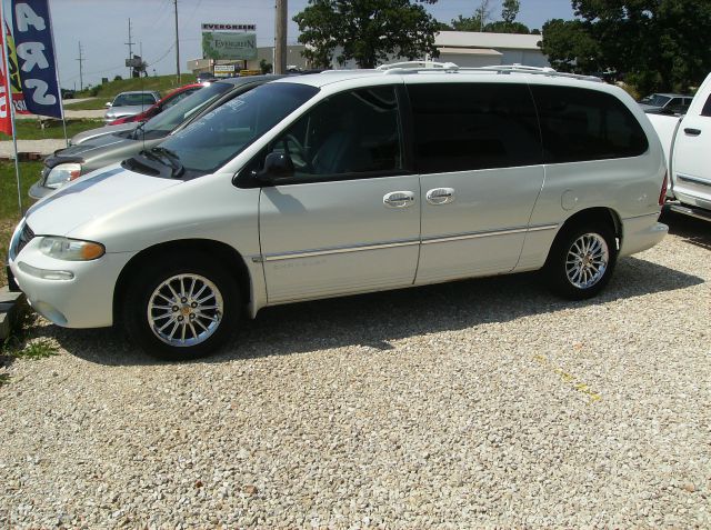 Chrysler Town and Country 2000 photo 1
