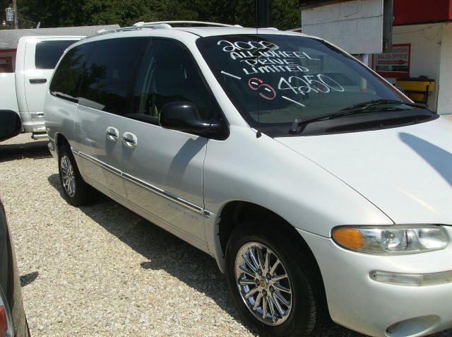 Chrysler Town and Country 2000 photo 2