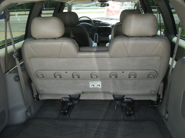 Chrysler Town and Country 2000 photo 4