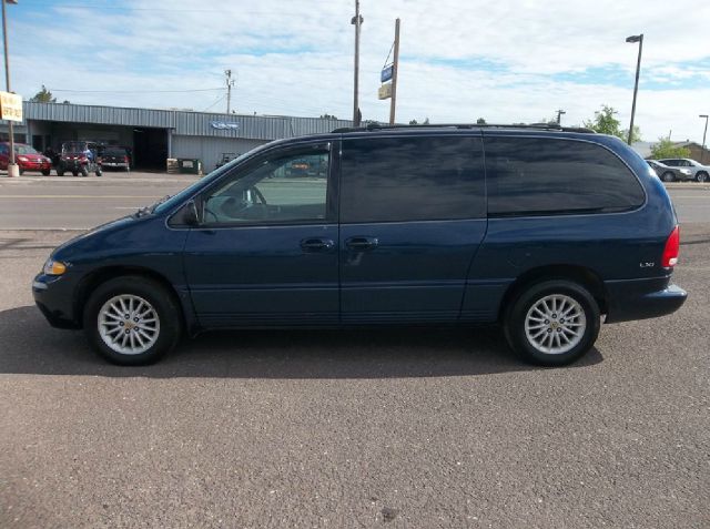 Chrysler Town and Country 2000 photo 0