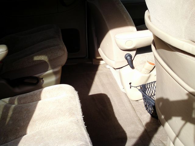 Chrysler Town and Country 2000 photo 2