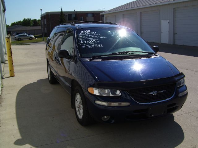 Chrysler Town and Country 2000 photo 2