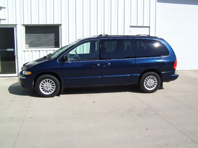 Chrysler Town and Country 2000 photo 3