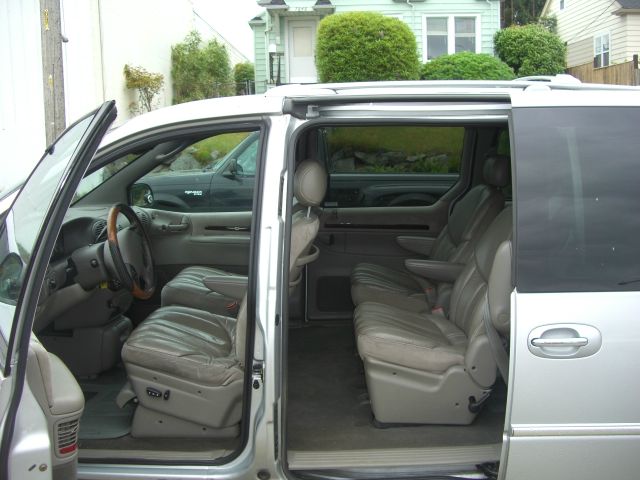 Chrysler Town and Country 2000 photo 1