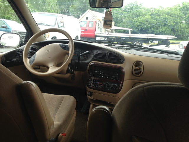 Chrysler Town and Country 2000 photo 3