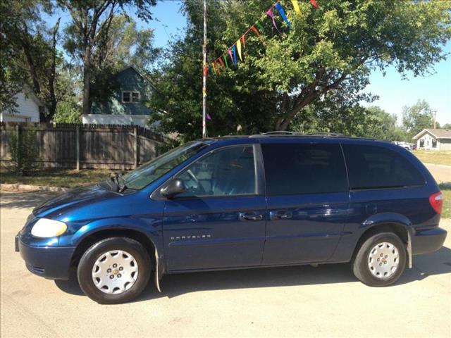Chrysler Town and Country 2001 photo 2