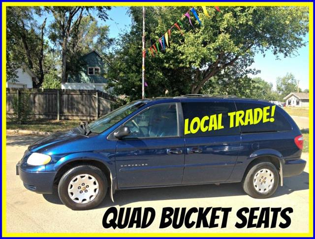 Chrysler Town and Country 2001 photo 3