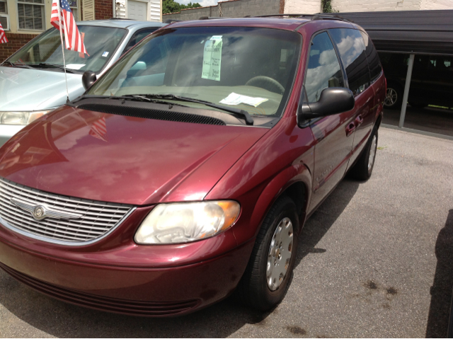Chrysler Town and Country 2001 photo 2