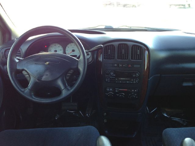 Chrysler Town and Country 2001 photo 11