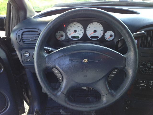 Chrysler Town and Country 2001 photo 25