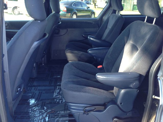 Chrysler Town and Country 2001 photo 26