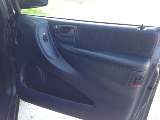 Chrysler Town and Country 2001 photo 31