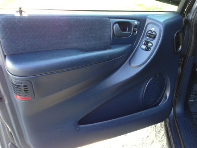 Chrysler Town and Country 2001 photo 32