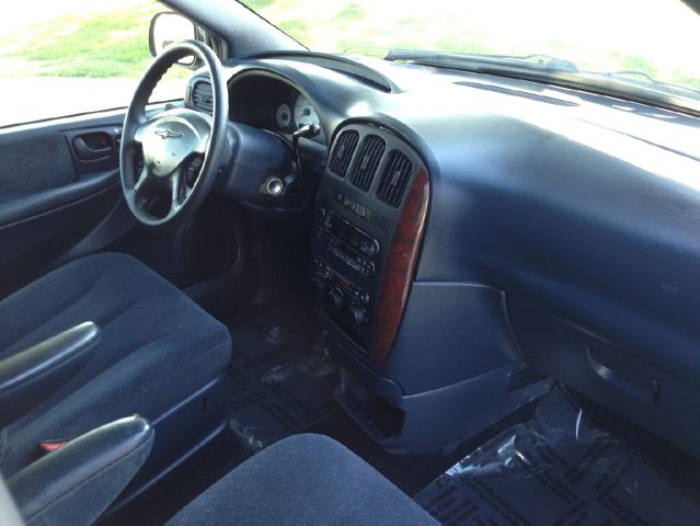 Chrysler Town and Country 2001 photo 37