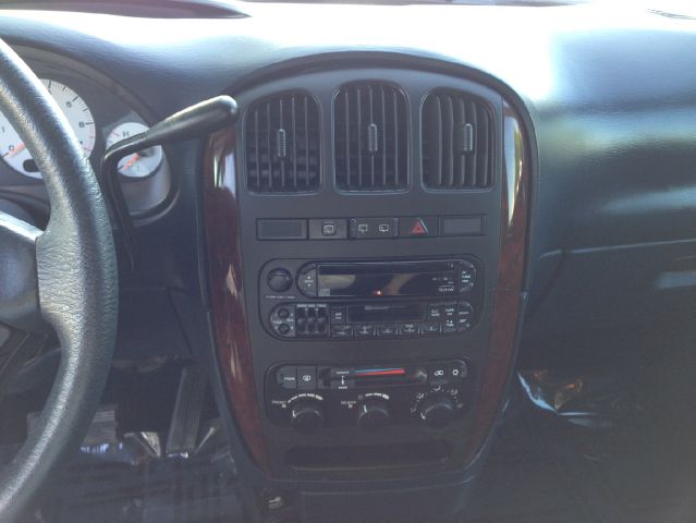 Chrysler Town and Country 2001 photo 7
