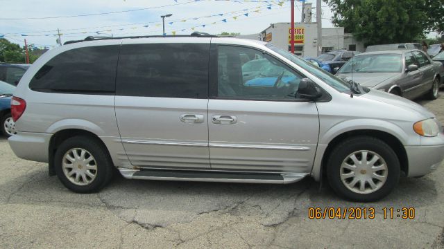 Chrysler Town and Country 2001 photo 2