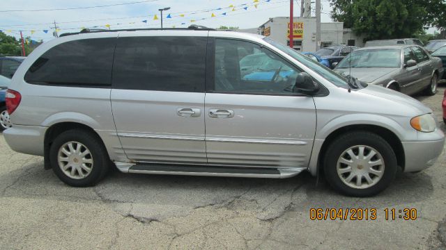 Chrysler Town and Country 2001 photo 3