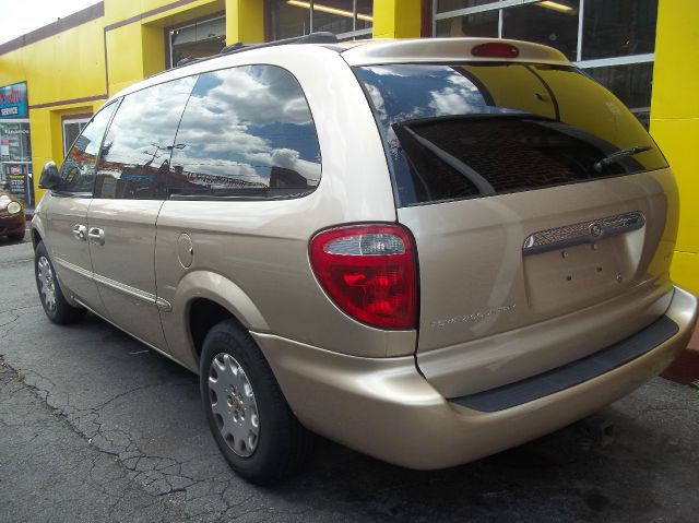 Chrysler Town and Country 2001 photo 2