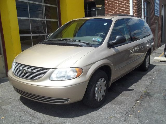 Chrysler Town and Country 2001 photo 3