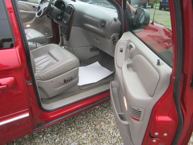 Chrysler Town and Country 2001 photo 17