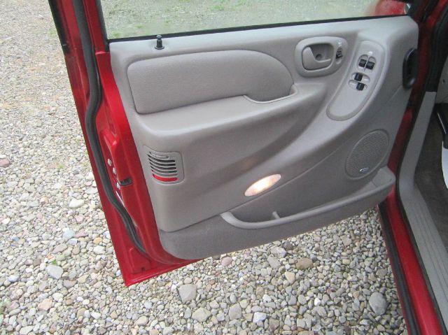 Chrysler Town and Country 2001 photo 21