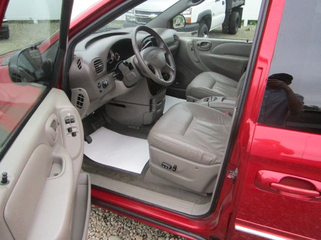 Chrysler Town and Country 2001 photo 22
